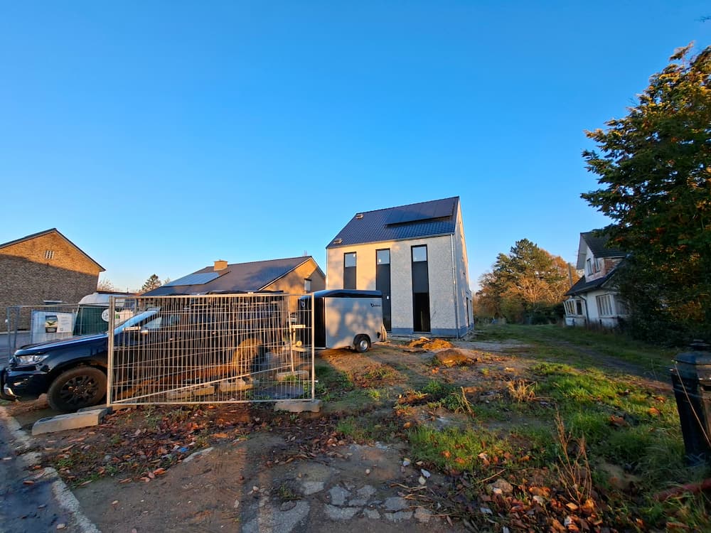 Binnenruimte nieuwbouw met drogend pleisterwerk