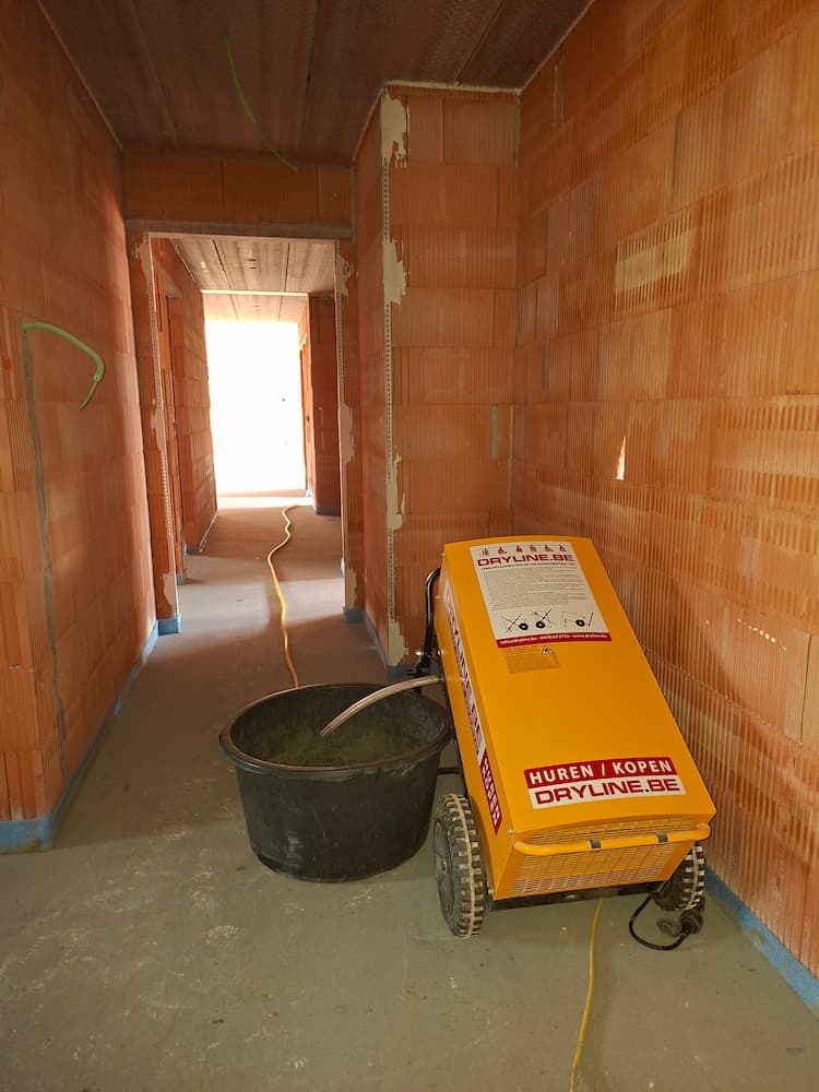 Binnenruimte ruwbouw met gecontroleerde droging voor pleisterwerk