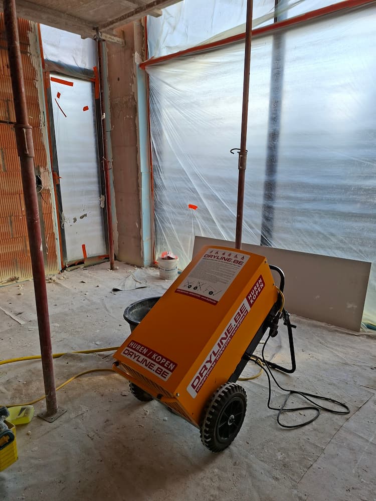 Bouwdroger in ruwbouw woning in Geel tijdens pleisterwerken