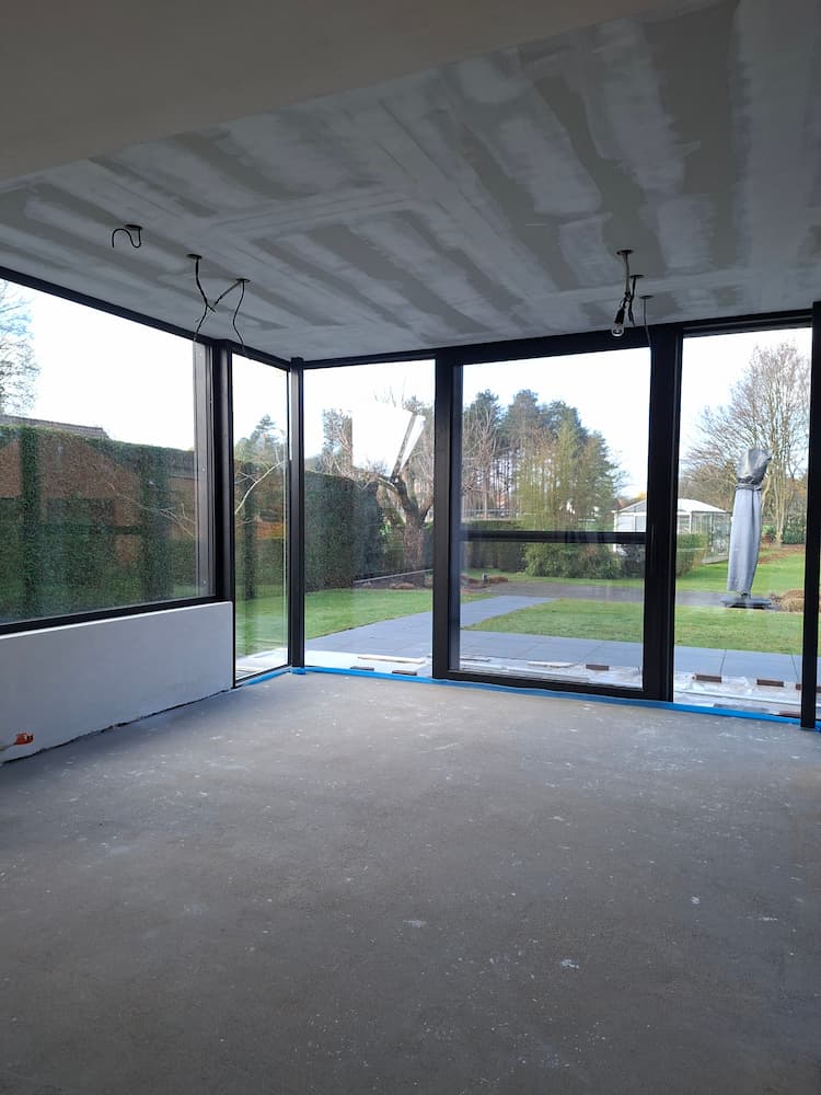 Compacte bouwdroger in gebruik bij renovatiewerken keuken