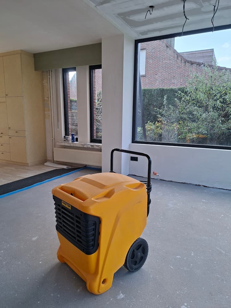 Droging van pleisterwerk in gerenoveerde keuken